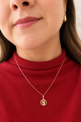 Foto mejorada del collar con dije, mismo diseño pero fondo e iluminación más elegantes