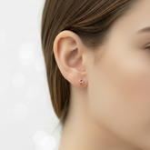 Aretes Lucci Oro 18k en oreja de modelo