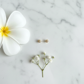 Aretes Flor & Oro 18k - flat lay