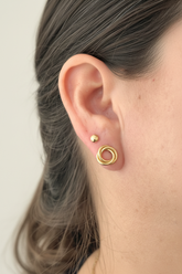 Aretes nudo dorados en oreja de modelo