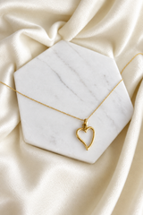 Foto mejorada del collar con dije de corazón