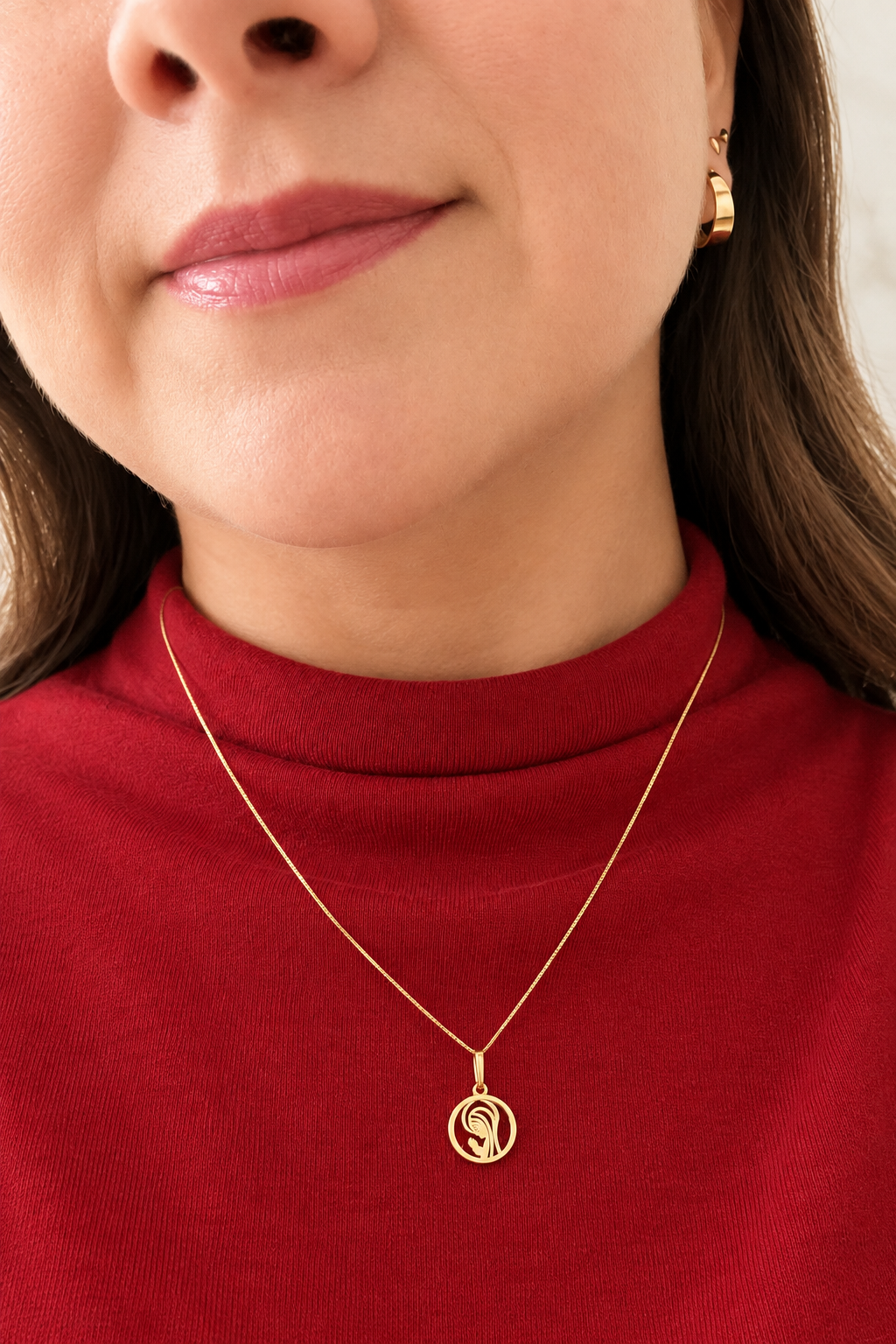 Foto mejorada del collar con dije, mismo diseño pero fondo e iluminación más elegantes