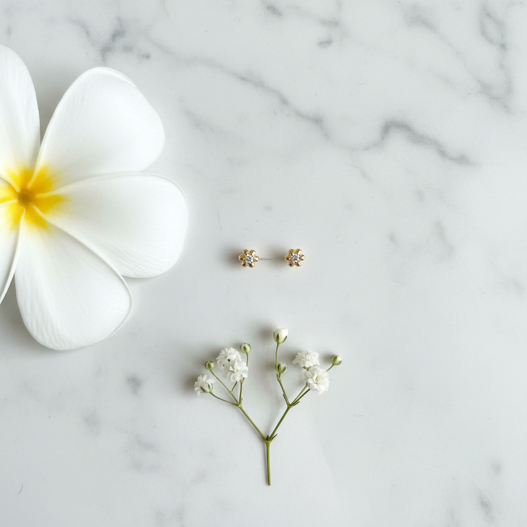 Aretes Flor & Oro 18k - flat lay