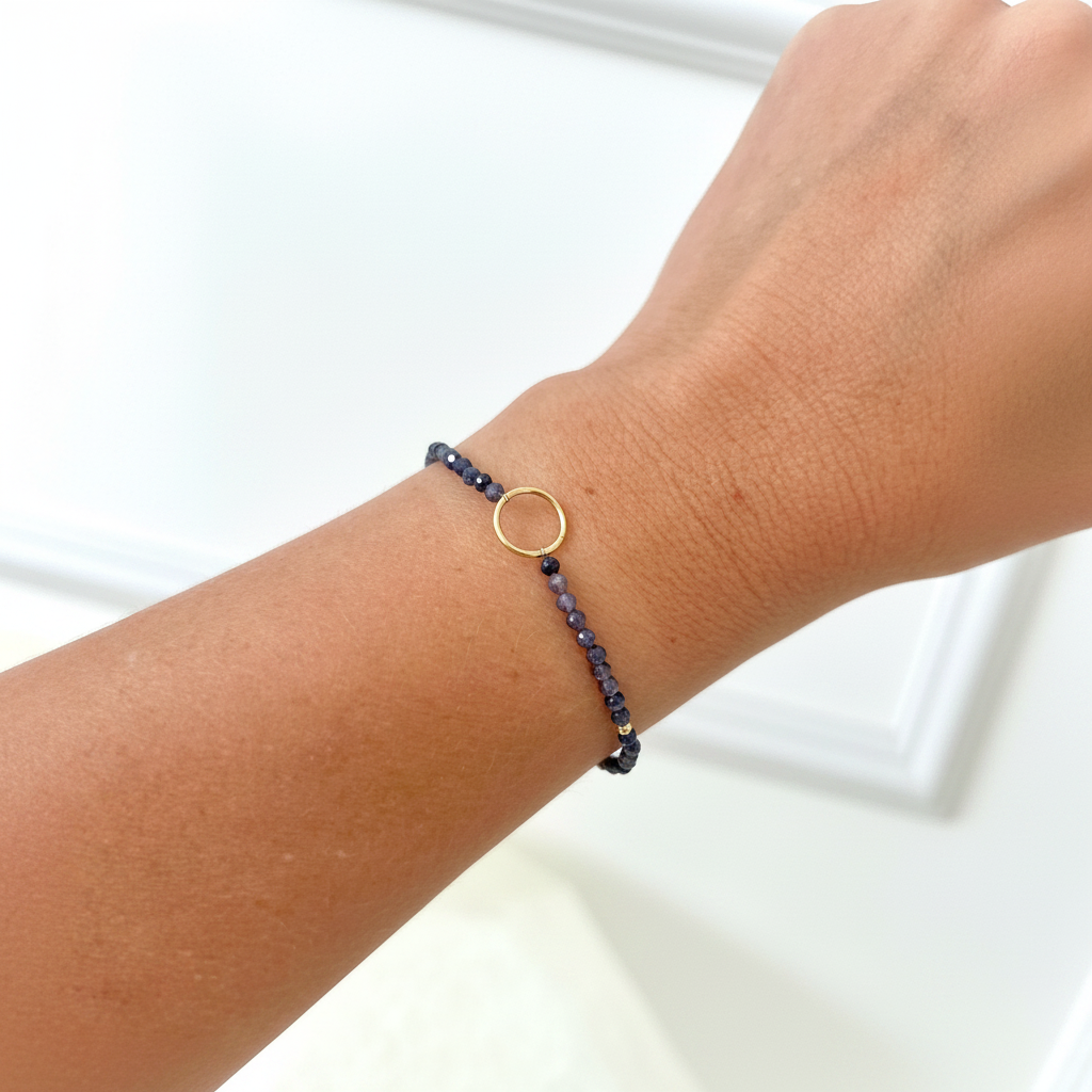 Pulsera Karma Zafiro con piedras azul oscuro y círculo dorado goldfilled