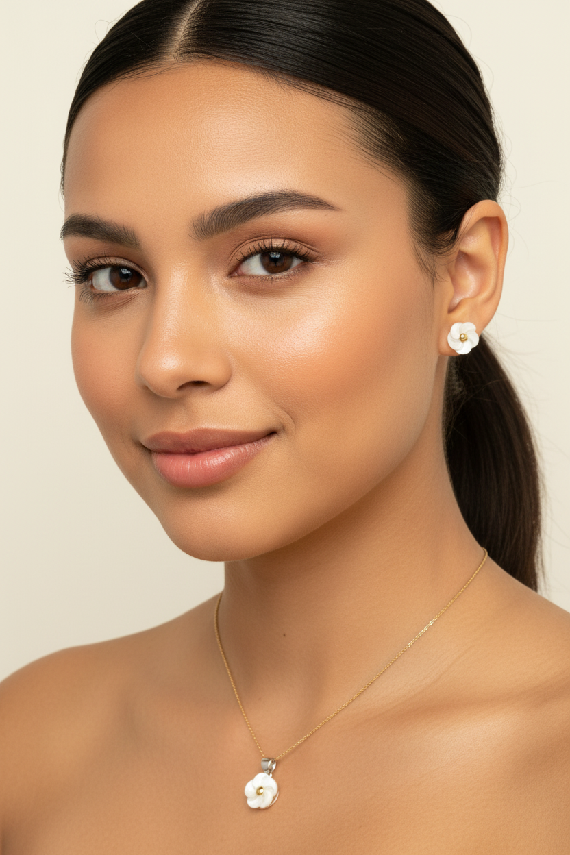Mujer con cola usando juego margarita nácar aretes y dije flor blanca con centro dorado